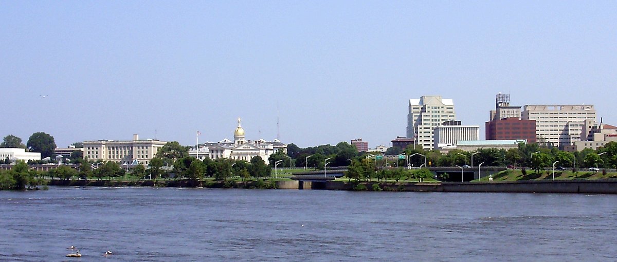Trenton, NJ - Fichye:2009-08-17 View of downtown Trenton in New Jersey and the mouth of  the A